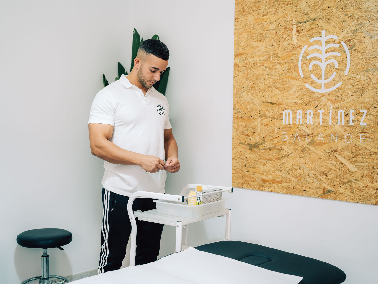 Sala de consulta con la marca Martínez Balance en la pared