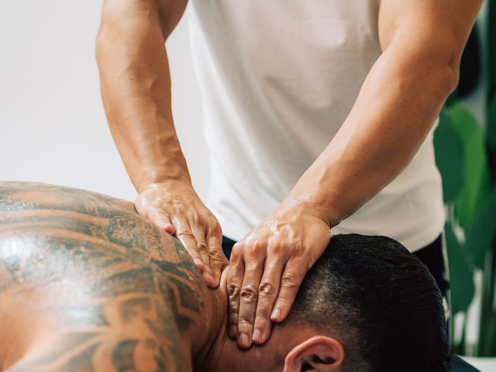 Detalle de terapia manual sobre la zona cervical