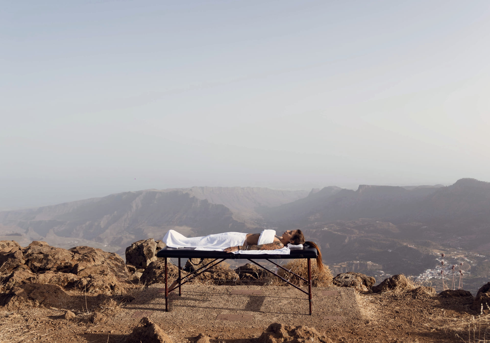 Camilla preparada en un mirador natural de Gran Canaria con vistas a los barrancos