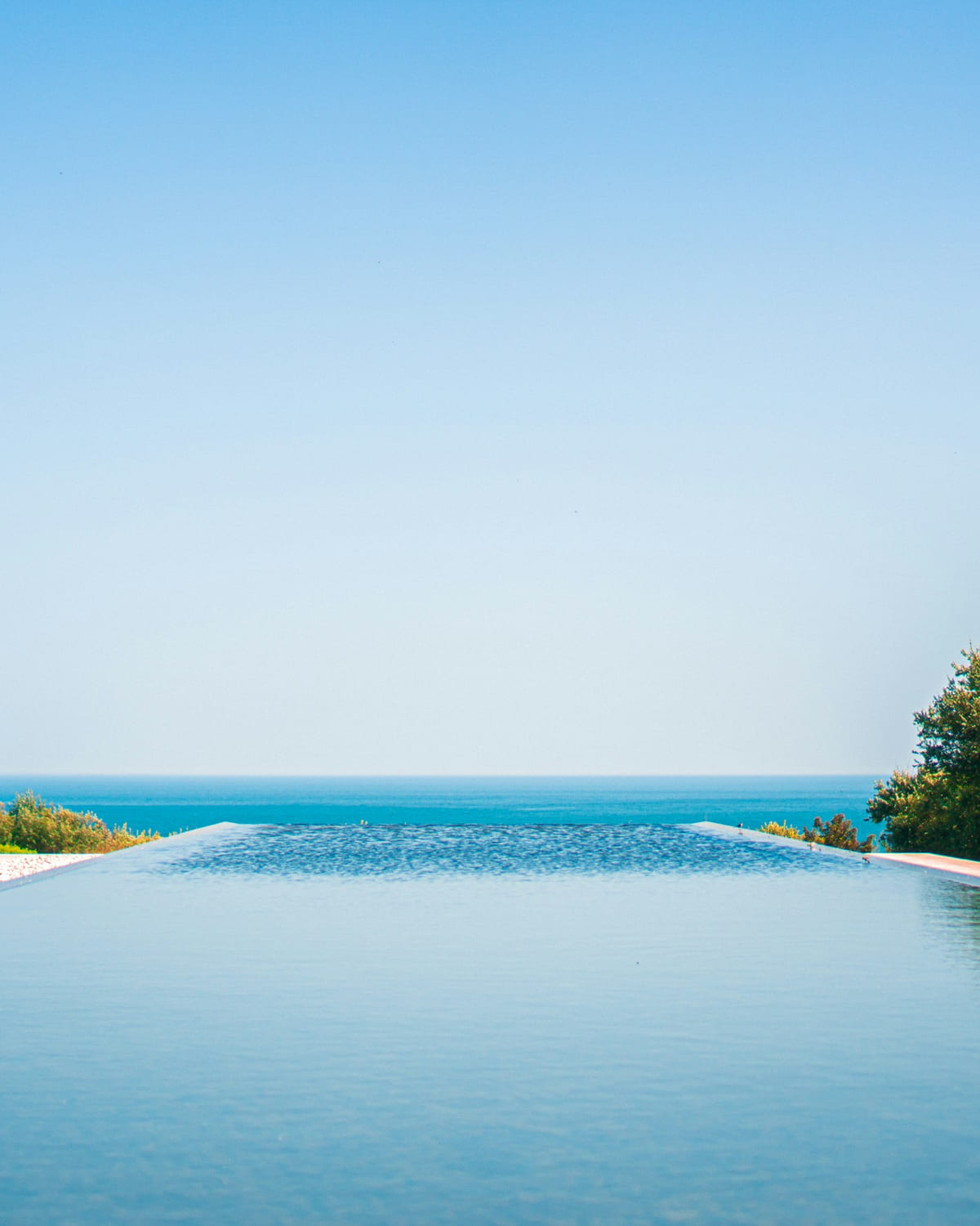 Piscina de una villa privada abierta al horizonte del mar